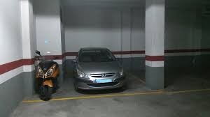 aparcar moto coche plaza garaje